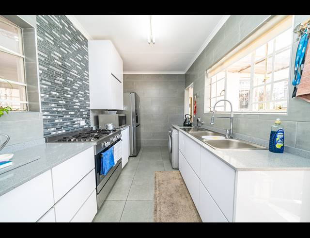 4 BEDROOM FREESTANDING FOR SALE IN DALPARK EXT 11